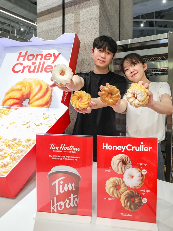 ▲더현대 서울 크룰러도넛 팝업스토어에서 디저트 상품을 소개하는 모습. ⓒ현대백화점그룹