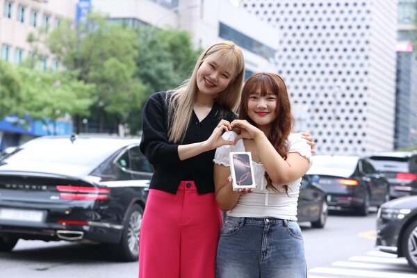 ▲방송인 엄지윤이 유플러스닷컴 사전예약 고객인 김민선씨에게 '아침배송'으로 아이폰16 프로를 전달하는 모습. ⓒLG유플러스