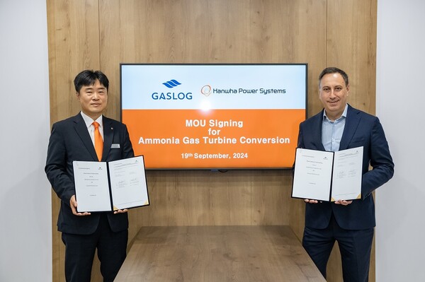 ▲친환경 연료 암모니아 가스터빈 개조 업무협약 체결식에 참석한 김형석 한화파워시스템 선박솔루션사업부장(왼쪽)과 Mr. Konstantinos Karathanos GasLog 최고운영책임자(COO). ⓒ한화파워시스템