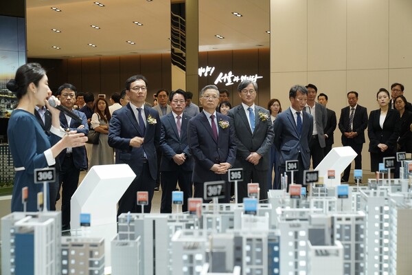 ▲20일 인천시 서구 청라동에서 열린 ‘인천계양 A2, A3 블록 견본주택 전시관’ 개관식에서 이한준 LH 사장(가운데)과 관계자 등이 현장을 둘러보고 있다. ⓒLH
