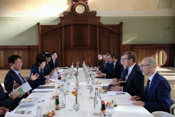 ▲박상우 국토부 장관이 마틴 쿱카 체코 교통부 장관 등 관계자들과 면담을 나누는 모습. ⓒ국토교통부