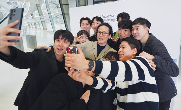 ▲올해 2월 한국테크노돔에서 열린 신입사원 환영 행사 장면. 2024 프로액티브 리더스 웰커밍 데이에 참석한 조현범 한국앤컴퍼니그룹 회장(가운데)과 신입사원들이 기념 사진을 촬영하고 있다. ⓒ한국앤컴퍼니그룹