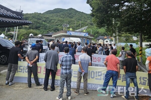 ▲전북 정읍시 농민회는 23일 강호동 농협중앙회장의 공약 중 하나인 40㎏ 벼 수매 가격 7만원 인상안을 지키라며, 집 고쳐주기 행사장 인근에서 스피커를 동원해 시위를 벌였다.