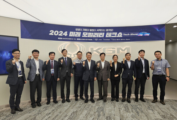 ▲KG모빌리티가 중소기업 상생과 협력을 위해 개최한 ‘2024 미래 모빌리티 테크쇼’에 참석한 곽재선 KG모빌리티 회장(왼쪽 여섯번째), 박장호 대표이사(왼쪽 다섯번째), 김현대 경기도 미래성장산업국장(왼쪽 네번째), 김상곤 경기도의원(오른쪽 다섯번째). ⓒKG모빌리티