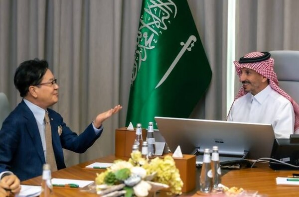 ▲이재현 CJ그룹 회장이 이달 4일 사우디아라비아 리야드에서 아흐메드 알 카팁 사우디 관광부 장관(오른쪽)과 대화를 나누고 있다. ⓒ CJ그룹