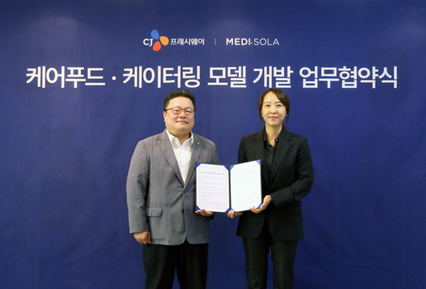 ▲25일 서울 강남구 메디쏠라에서 김종선 CJ프레시웨이 상품·마케팅본부장(사진 왼쪽)과 이승연 메디쏠라 대표이 업무협약 기념사진 촬영에 임하고 있다. ⓒCJ프레시웨이