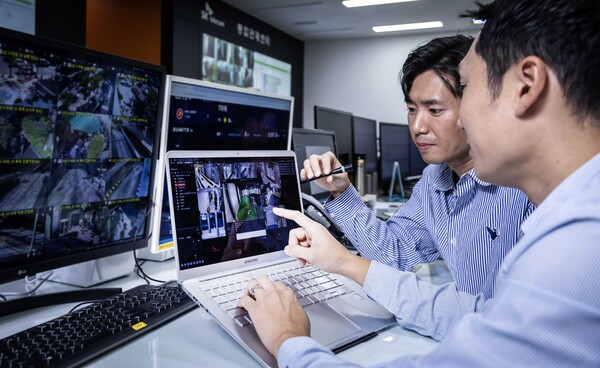 ▲SKT 구성원들이 AI CCTV 화면을 분석하며, ‘AI 산업안전 패키지’를 테스트하고 있다. ⓒSKT