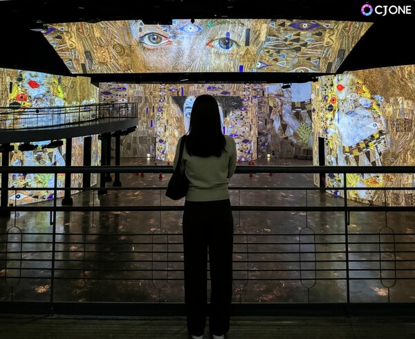 ▲CJ ONE 문화 이벤트에 참여해 빛의 시어터에서 전시를 관람하는 모습. ⓒCJ올리브네트웍스