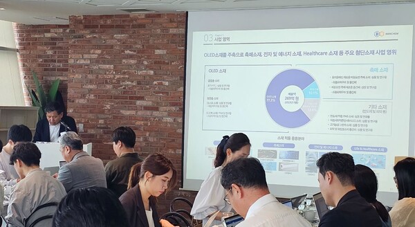 ▲이상조 한켐 대표가 26일 여의도에서 기자간담회를 열고 코스닥 상장에 따른 향후 전략과 비전을 설명하고 있다. ⓒ아이알큐더스