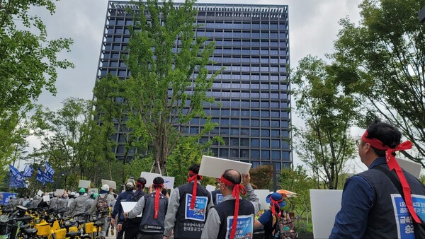 ▲HD현대중공업 노조가 HD현대 판교 빌딩 주위를 걷고 있다. ⓒHD현대중공업 노동조합