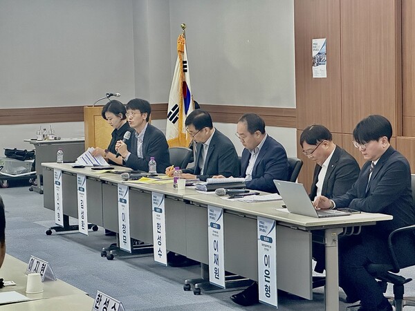 ▲주택공급 활성화를 위한 정책 세미나 토론에서 (왼쪽부터) 이지현 주택산업연구원 부연구위원, 김성환 한국건설산업연구원 부연구위원, 이창무 한양대학교 도시공학과 교수, 한성수 국토교통부 주택정책과장, 이재원 한국부동산원 부동산통계처장, 이은형 대한건설정책연구원 연구위원이 자유토론을 진행하고 있다.  ⓒ박은영 기자