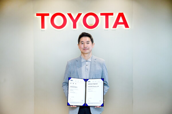 ▲ISO 37301 인증서를 들고 있는 이병진 한국토요타자동차 부사장. ⓒ한국토요타자동차
