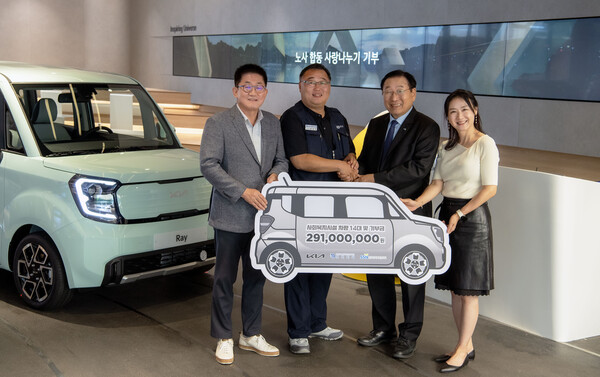 ▲기아 노사가 한국사회복지협의회와 함께 진행한 복지 차량 및 장학금 전달식에서 (왼쪽부터) 최진기 국내오너십사업부장 상무, 문은주 정비지회장, 김성이 한국사회복지협의회장, 유진희 한국사회복지협의회 나눔사업추진단장이 기념 촬영을 하고 있다. ⓒ기아