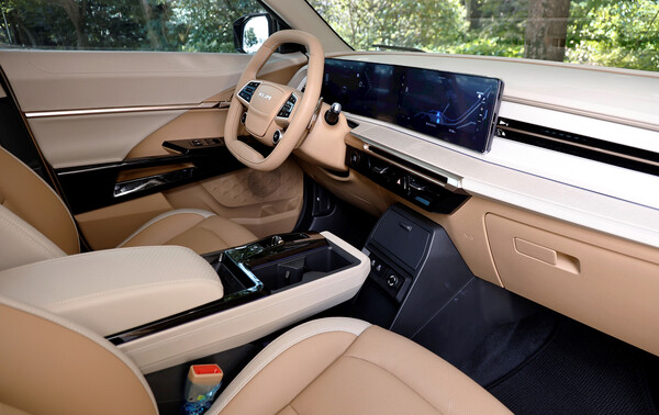 ▲액티언 1열 운전자석 인테리어. ⓒKG모빌리티