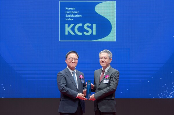 ▲26일 서울 중구 신라호텔에서 진행된 2024 한국산업의 고객만족도(KCSI) 시상식에서 서장원 코웨이 대표(사진 오른쪽)와 한수희 한국능률협회컨설팅 대표가 기념촬영을 하고 있다. ⓒ코웨이