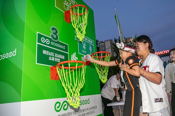 ▲지난 26일 부산 사직야구장에서 진행된 프로젝트 루프(Project LOOP) 매치데이에서 관중들이 이벤트에 참여하고 있다. ⓒ롯데케미칼