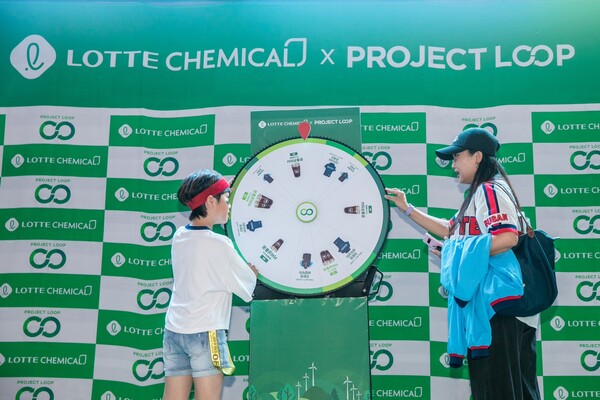 ▲지난 26일 부산 사직야구장에서 진행된 프로젝트 루프(Project LOOP) 매치데이에서 관중들이 이벤트에 참여하고 있다. ⓒ롯데케미칼