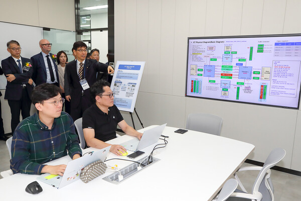 ▲KT 관계자들이 '기술평가 Lab'에서 시연하는 모습. ⓒKT