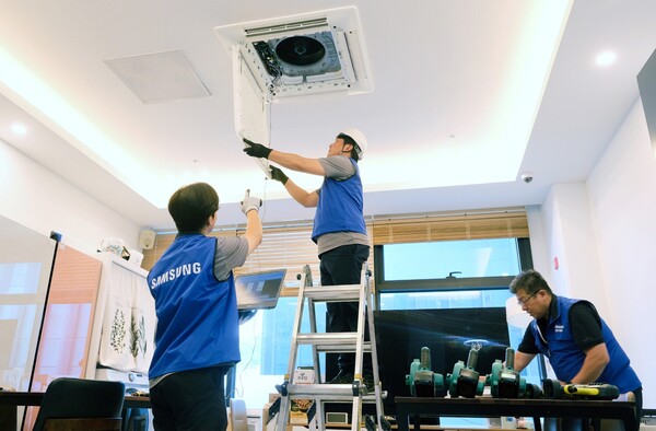 ▲삼성전자서비스 임직원들이 삼성희망디딤돌 충남센터에서 자립준비청년을 위한 재능 나눔 활동을 진행하고 있다. ⓒ삼성전자서비스