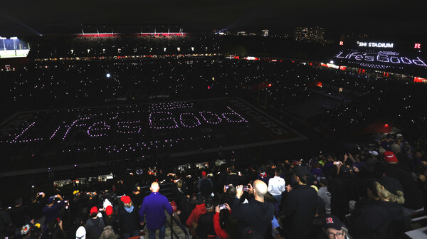▲미국 럿거스 대학교 미식축구팀 경기 중 진행된 하프타임쇼에서 대학 밴드가 LG전자의 브랜드 슬로건인 ‘Life’s Good’ 문구를 경기장 가득 만들어 보였다. ⓒLG전자