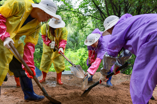 ▲서울 여의도 샛강생태공원에서 친환경 봉사 활동을 하는 ‘해피무브 더 그린’ 단원들의 모습. ⓒ현대차그룹