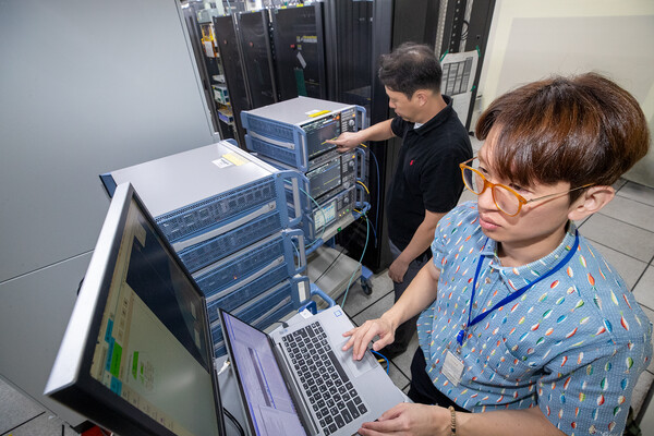 ▲KT 연구원이 KT연구개발센터에서 무궁화위성과 5G 네트워크가 연결된 상태를 확인하고 있다. ⓒKT