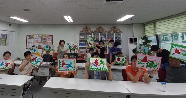 ▲‘2024 리빙인하모니’’를 통해 개선된 공간에서 수업을 받는 학생들. ⓒ우미희망재단