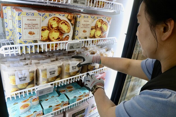 ▲이마트 직원이 피코크 디저트 제품을 진열하고 있다. ⓒ이마트