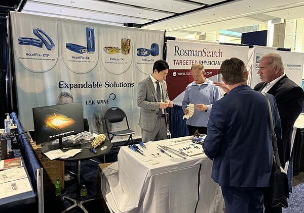 ▲엘앤케이 스파인이 ’NASS 2024’ 참가해 척추 관련 병원 의료진에게 제품을 설명하고 있는 모습. ⓒ엘앤케이바이오메드