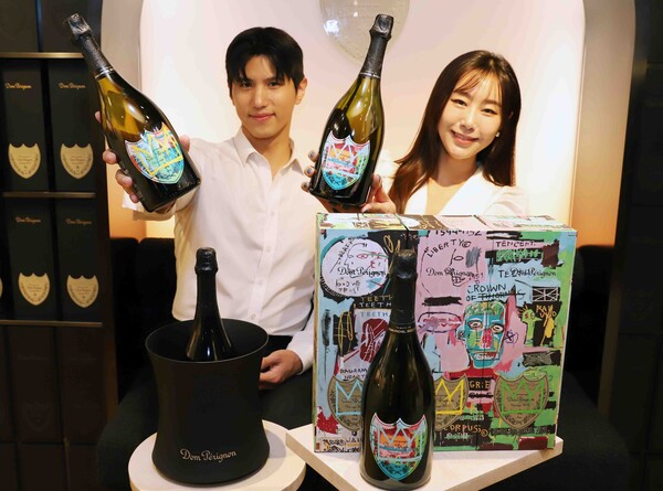 ▲‘돔페리뇽X장 미쉘 바스키아’ 특별에디션을 소개하는 모습. ⓒ신세계백화점