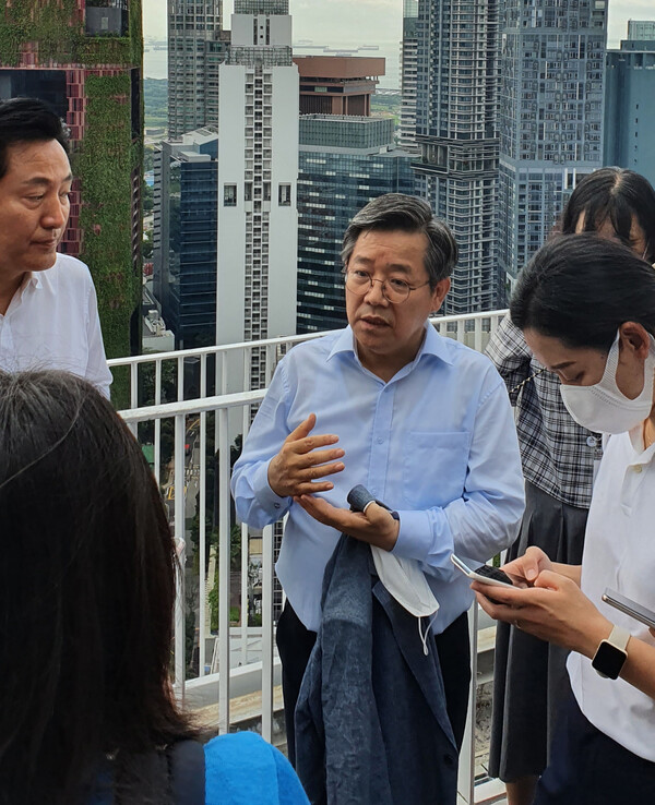 ▲2022년 오세훈 서울시장(좌측 뒤)과 싱가포르를 방문한 김헌동 SH공사 사장(가운데)이 노후임대 재정비사업에 대해 설명하고 있다. ⓒSH공사