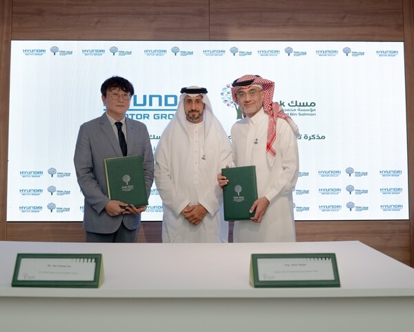 ▲이재용 현대차그룹 GSO(Global Strategy Office) 스마트시티추진실장(상무)과 Misk 재단의 바드르 하무드 알바드르(Badr Hamoud Albadr) 회장(CEO), 오마르 나자르(Omar Najjar) 부회장(Deputy CEO)이 기념촬영하고 있다. ⓒ 현대차그룹