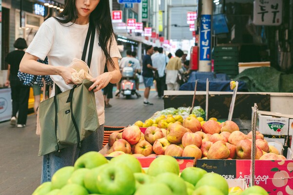 ▲투인원 텀블러백을 일상속에서 사용하는 모습. ⓒGS칼텍스