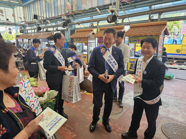 ▲전대욱 한국수력원자력 경영부사장과 직원들이 시장 이용객을 대상으로 캠페인을 펼치고 있다. ⓒ한국수력원자력