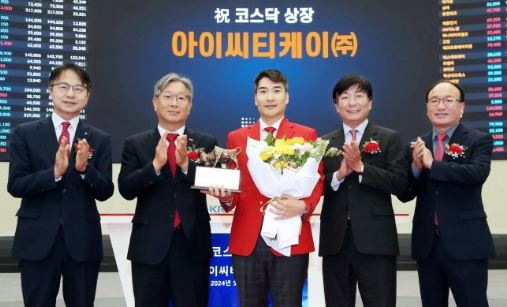 ▲이정원 아이씨티케이 대표이사(가운데)가 지난 5월 한국거래소 상장 후 관계자들과 사진을 찍고 있다. 왼쪽부터 김대영 한국IR협의회 부회장, 홍 본부장, 이 대표, 이성 NH투자증권 IB1사업부 대표, 강왕락 코스닥협회 부회장. ⓒ한국거래소