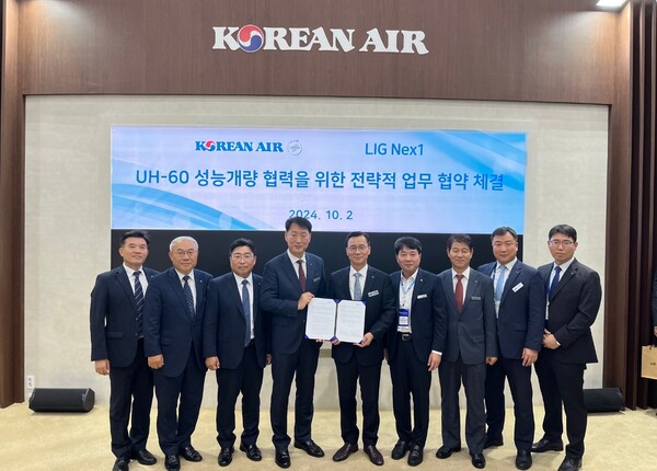 ▲박정우 대한항공 항공우주사업본부장(왼쪽 네번째)과 신익현 LIG넥스원 대표(왼쪽 다섯번째)를 비롯한 관계자들이 기념 촬영하는 모습. ⓒ대한항공
