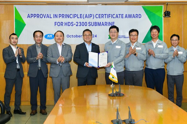 ▲HD현대중공업이 지난 2일 국내 최초로 2,300톤급 수출형 잠수함 설계 안전 기준에 대해 한국선급(KR)과 기본승인(AIP)을 획득했다. 김대헌 KR 연구본부장(왼쪽 네번째)과 주원호 HD현대중공업 특수선사업대표(오른쪽 네번째). ⓒHD현대중공업