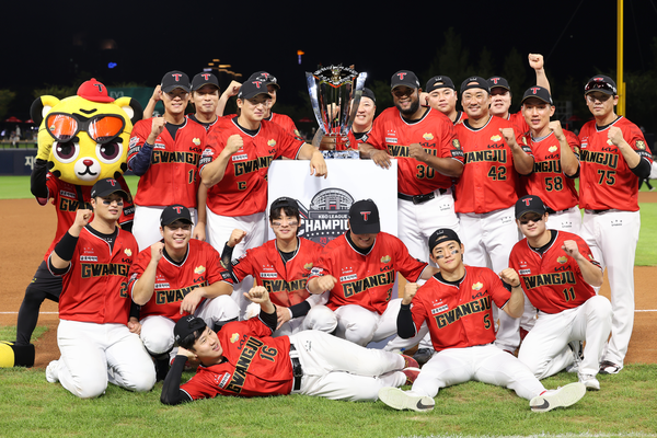 ▲지난 9월 25일 기아 타이거즈 선수들이 광주-기아챔피언스 필드에서 한국시리즈 출정식을 진행하고 있다. ⓒ기아 