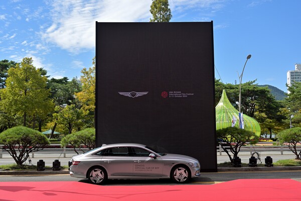 ▲제29회 부산국제영화제 레드카펫에 전시된 G80 전동화 모델. ⓒ제네시스