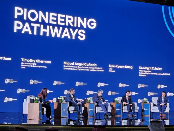 ▲강석균 안랩 대표(우측에서 두 번째)가 사우디아라비아 리야드에서 열린 ‘GCF 2024’의 패널 토의(Pioneering Pathways: Unleashing Potential in the Cybersecurity Sector)에서 발언하고 있다. ⓒ안랩