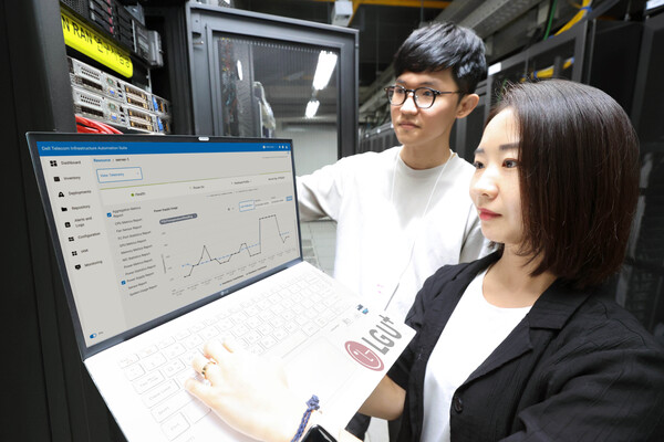 ▲LG유플러스 직원들이 델 테크놀로지스의 기술 검증 결과를 살펴보고 있다. ⓒLG유플러스