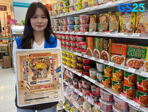 ▲모델이 '지구마불 세계여행' 시리즈 상품 중 하나인 '점보네개여행볶음면'을 들고 포즈를 취하고 있다. ⓒGS25