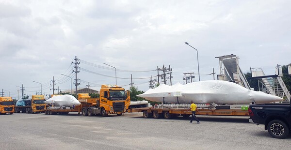 ▲CJ대한통운이 태국에서 무진동차량을 이용해 T-50TH 전투기를 안전하게 운송하고 있다. ⓒCJ대한통운