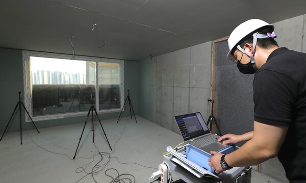 ▲DL이앤씨 직원이 한 신축 아파트 공사 현장에서 중량 충격음 테스트를 진행하고 있다. ⓒDL이앤씨