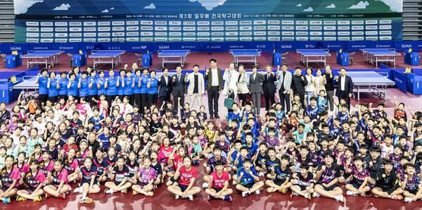 ▲ '제3회 일우배 전국 탁구대회'에서 조원태 한진그룹 회장(가운데)을 비롯해 주요 관계자들과 참가 선수들이 기념 사진을 촬영하는 모습. ⓒ대한항공