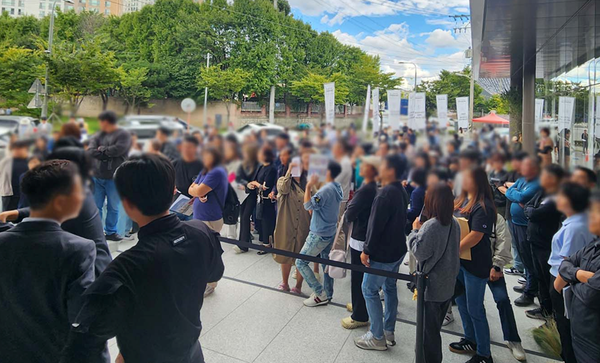 ▲지난 3일 ‘용인 둔전역 에피트’ 견본주택에 몰린 관람객. ⓒ용인시청