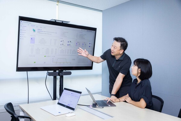 ▲SKT 직원들이 솔루션을 테스트하고 있는 모습.ⓒSK텔레콤