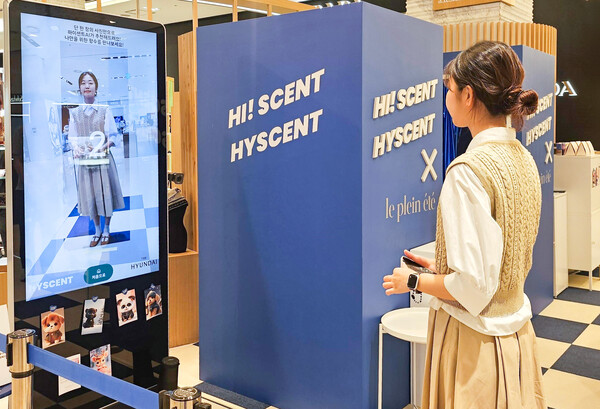 ▲AI 조향사에게 맞춤형 향수를 추천받는 모습. ⓒ현대백화점그룹