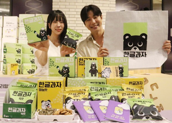 ▲서울 중구에 위치한 신세계백화점 본점에 마련된 팝업에서 모델들이 한글과자 제품을 소개하고 있다. ⓒ신세계백화점