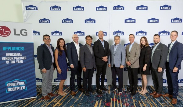 ▲정규황 LG전자 북미지역대표(부사장, 좌측 6번째)와 로우스의 제이슨 할람 머천다이징 부사장(좌측 5번째)이 미국 가전 유통 업체 로우스(Lowe's)의 ‘베스트 파트너’ 선정행사에서 사진을 찍고 있다. ⓒLG전자